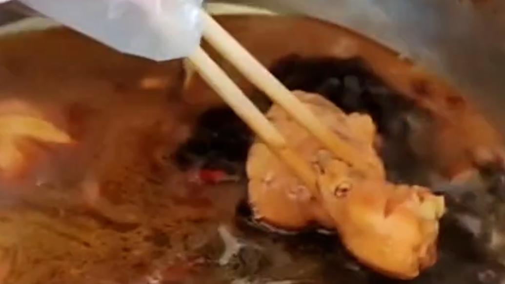 班主任期末鹵雞腿犒勞全班學(xué)生