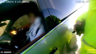 男子通宵打牌將車停高速應急道上睡覺，民警沒叫醒趕緊把脈