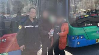 智力障礙男孩獨自乘公交，司機安撫幫找到家人