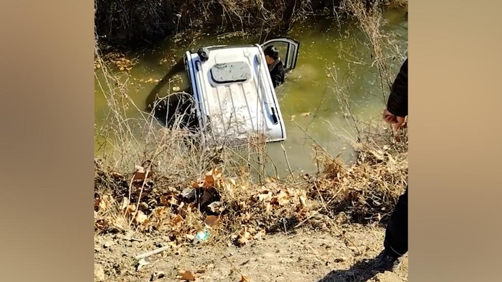 三輪車沖入水中,多名路過群眾下水救出車內3人