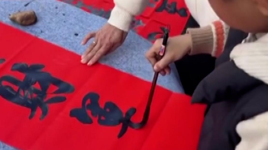 9歲娃寫春聯(lián)送鄰里,家長:沒想到供不應(yīng)求
