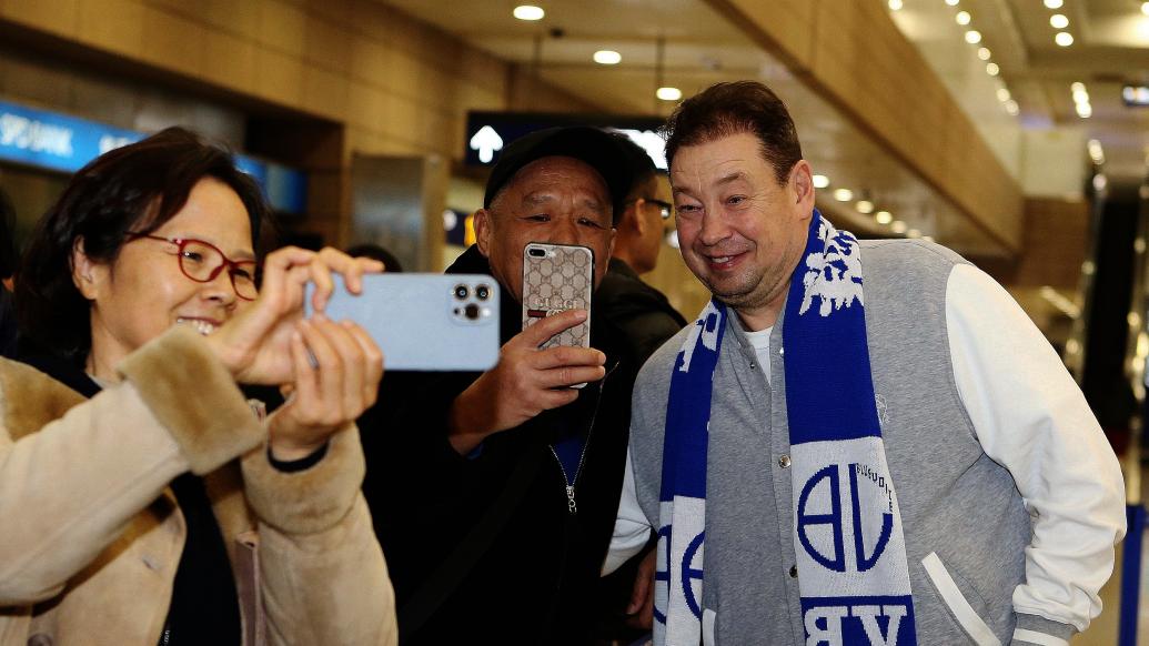 申花主帥斯盧茨基受熱捧，家里都是球迷送的擺件