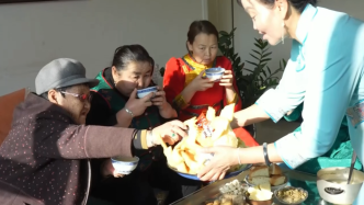 巴音布鲁克牧民酿奶酒做五畜饼迎新年