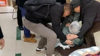 銀行回應“癱瘓老人被抬到銀行”：事先不知，不忙時可上門服務
