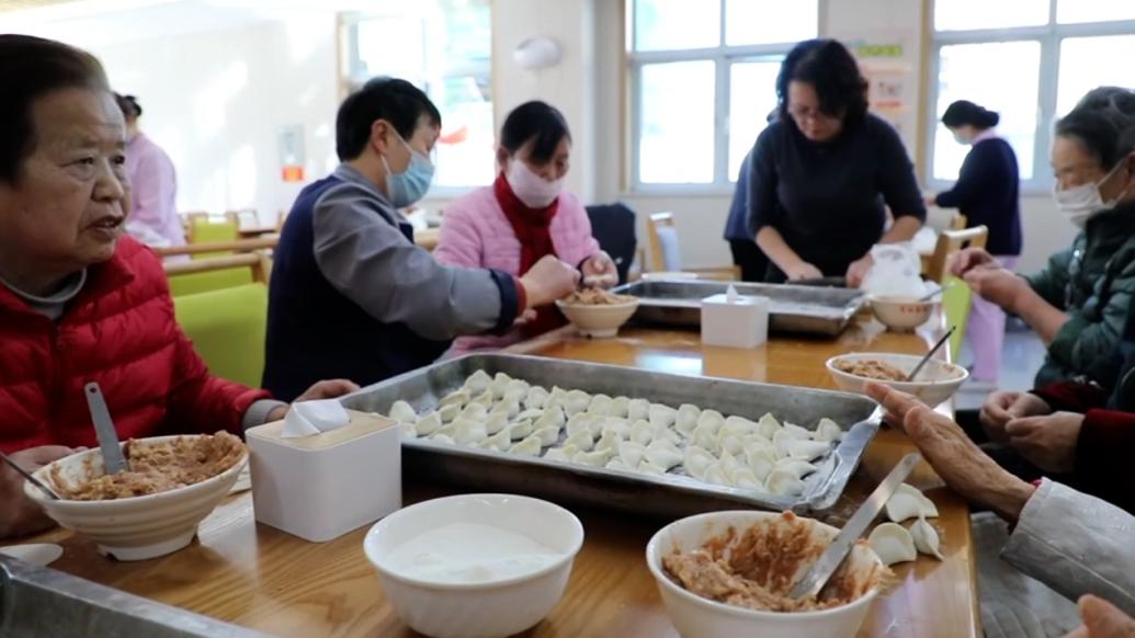 養老院里的春節:孩子護工陪護左右,民俗活動年味足