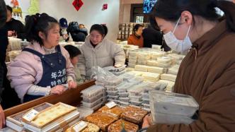 海派糕团小店95后“继承者”：外国游客增多，韩语英语交替介绍