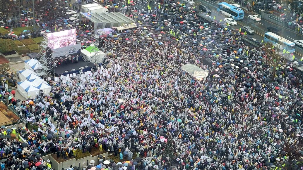 揮舞太極旗、高喊口號……韓國上萬名民眾集會要求釋放尹錫悅