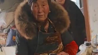发现奶奶的手机不好用，5名孩子凑压岁钱给她换新的