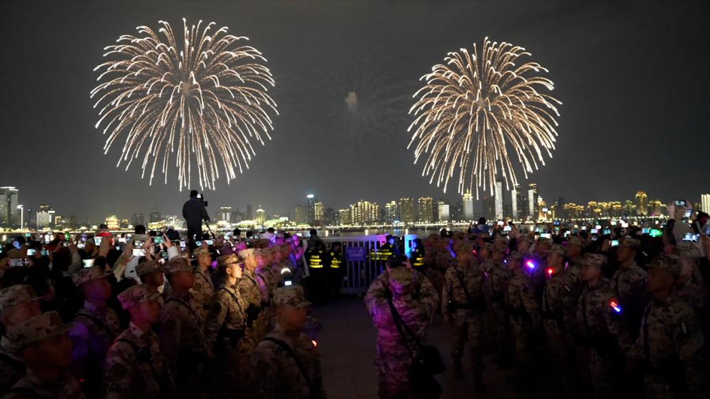 璀璨烟火下,他们坚守执勤一线