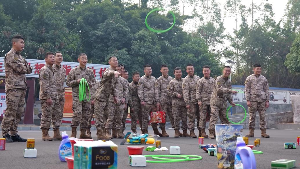 廣西武警開展特色新春游園活動,官兵軍屬歡聚投壺拔河猜燈謎