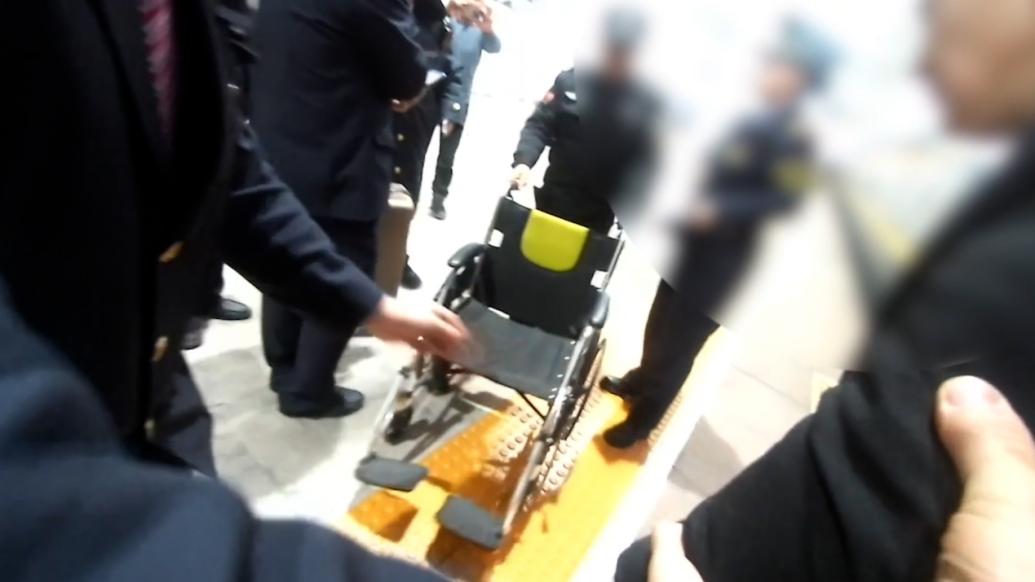 男子突發(fā)疾病,乘警和鐵路工作人員聯(lián)手救助