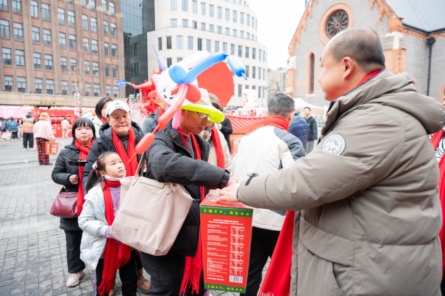 外滩源新年集市上演爱心接力，点亮残障人士温暖新春