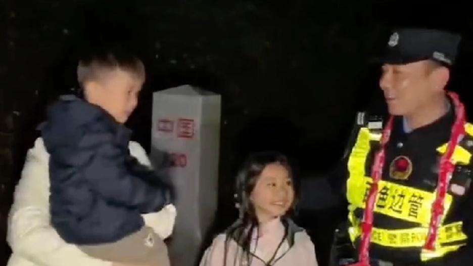 戍邊民警與家人在520號(hào)界碑前團(tuán)聚