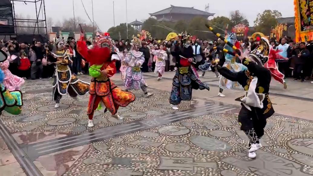 舞動廟會,潮汕英歌舞和河南麒麟舞同場演出