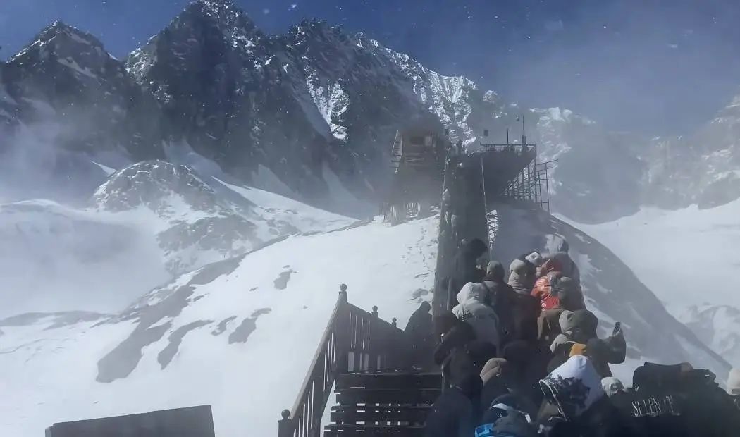 玉龙雪山索道停运，致多名游客被困山顶数小时无人处理？景区回应