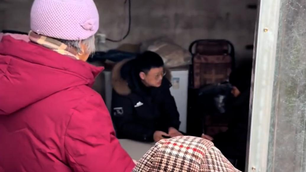 学医男子回老家过年,街坊四邻排队找他免费看病