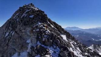 四川甘孜雅姆雪山發生一起滑墜事故一人身亡，鎮政府：其違法登山