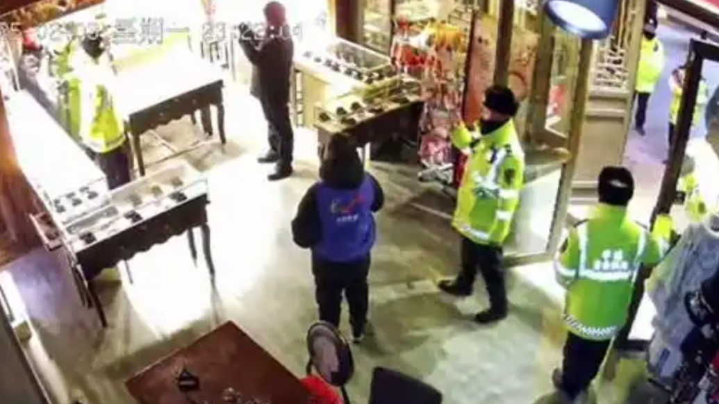 山西大同古城一店鋪未按要求徹夜亮燈被撬鎖開燈?街道辦回應正在核實