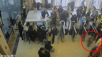 孩子进火车站后与家长走散，警民联手暖心寻找