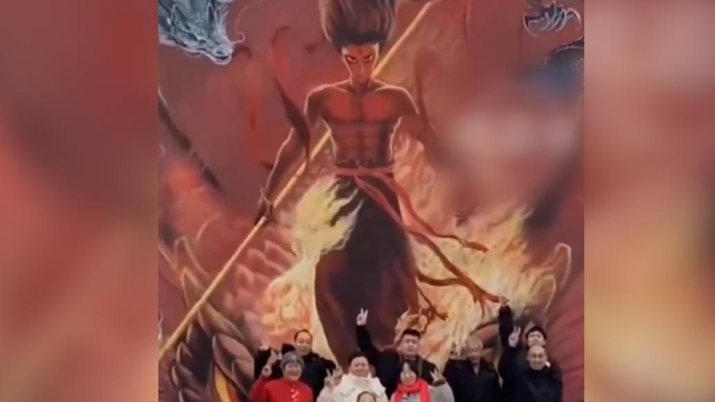 美術(shù)老師花7天在村里畫(huà)出10米高哪吒壁畫(huà)