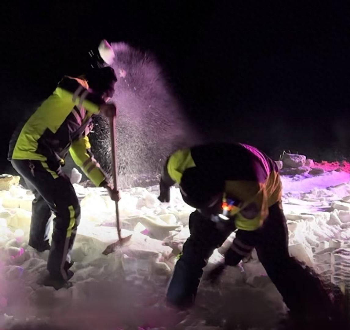 游客自驾上雀儿山被困，甘孜交警夜上海拔五千米雪山铲雪救人