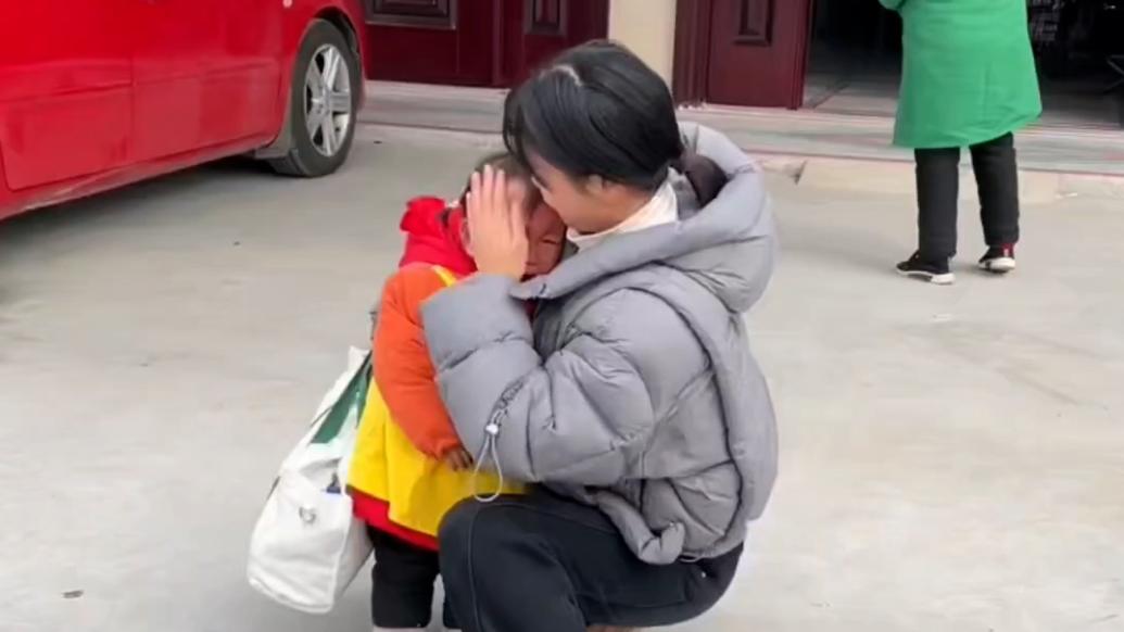 假期結束將分別,留守兒女不舍大哭媽媽一路抹淚