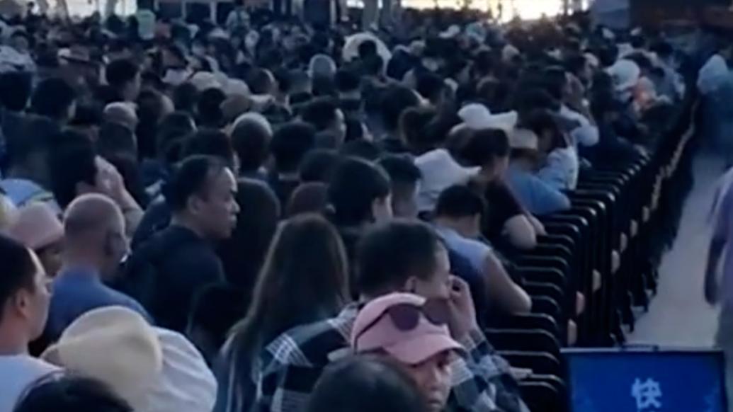 三亞蜈支洲島運力不足游客滯留？景區(qū)暫停售票并致歉：接待量已達(dá)上限