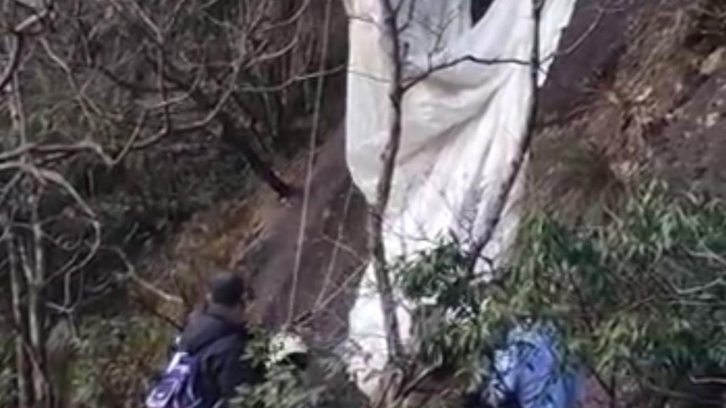 游客在黃山景區(qū)違規(guī)翼裝飛行,被行政處罰
