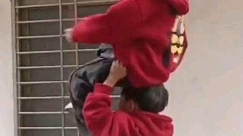 廣東一對雙胞胎男孩塑料凳上舞獅,網友:天賦型選手!