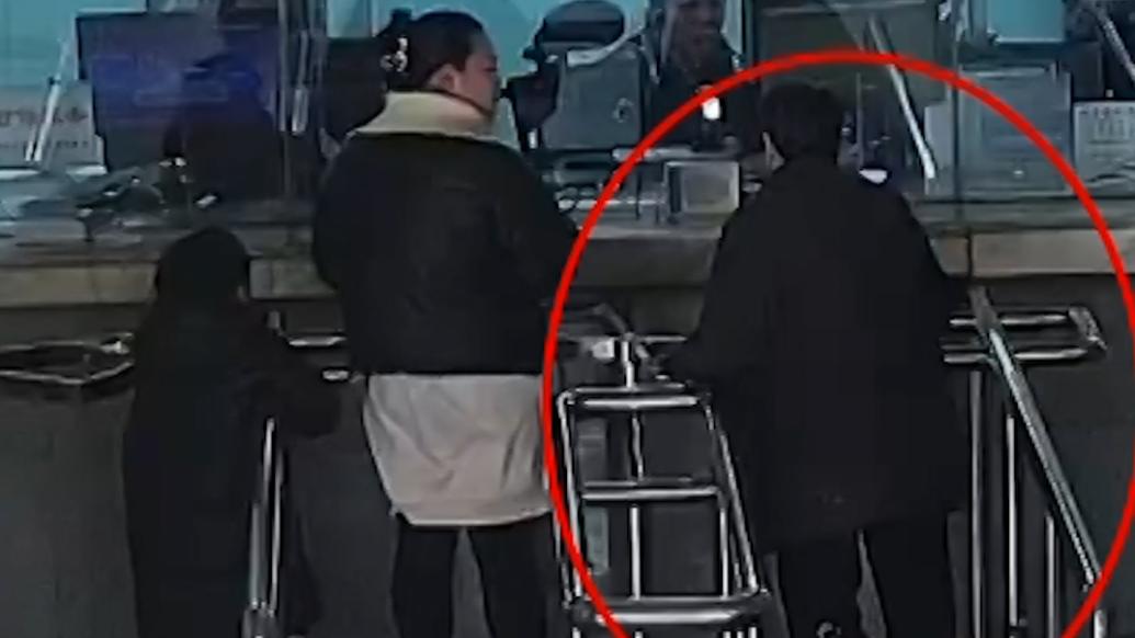 思鄉(xiāng)情切，八旬老人獨(dú)自乘車回老家遇困