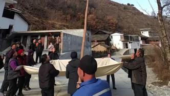 貓咪爬上大樹下不來，多名村民樹下拉布條救援