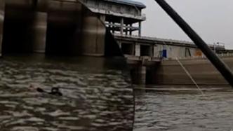 男子釣魚滑進水中，多名釣友拋竿把他“鉤”上岸