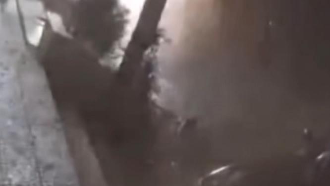 以軍刺殺納斯魯拉監控曝光:爆炸致建筑物被毀沉入地下