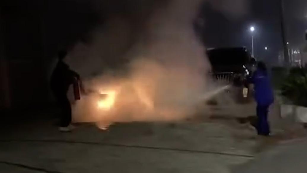 停在路邊的私家車起火,多名群眾接力滅火
