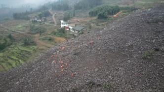 航拍四川宜賓市筠連縣山體滑坡現場，失聯人員搜救正進行