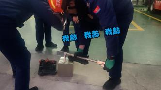 “網(wǎng)紅”存錢罐打不開，主人帶著找消防破拆