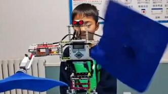 8歲男孩編程“復(fù)刻”春晚轉(zhuǎn)手絹機(jī)器人