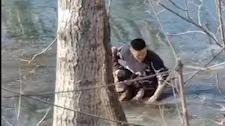 兩個小孩冰面玩耍掉進河里，男子跳入冰冷河水救出