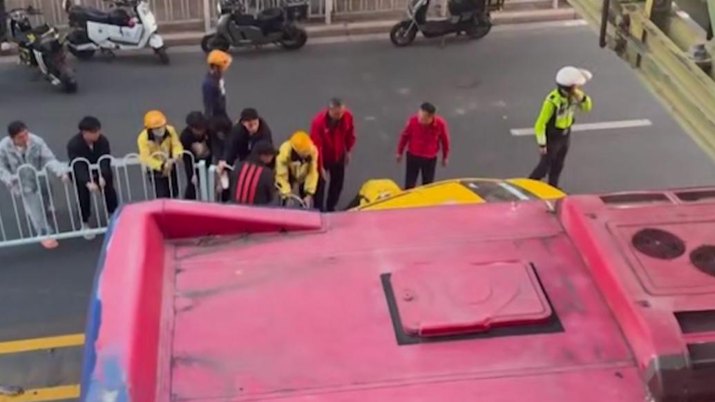 出租車撞護欄，兩兄弟送外賣偶遇共同救出昏迷“的哥”
