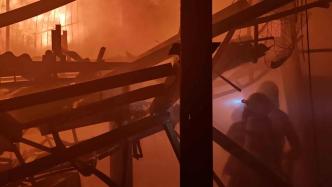 從著火民房救出3人，消防員細心幫小朋友清理鼻腔灰塵