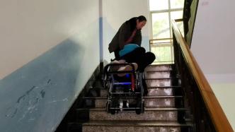 腦癱少年進入大學課堂，媽媽買爬樓輪椅“陪讀”