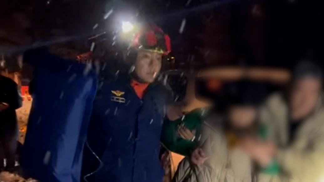 36名老人被困海拔3200米孔雀山,消防雪夜?fàn)I救