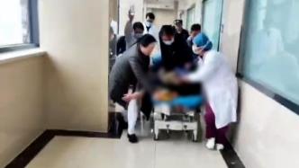 患者突然倒地意識喪失，醫(yī)護跪地按壓將其從死亡邊緣拉回