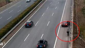 夫妻倆吵架，妻子生氣下車在高速路上逆行