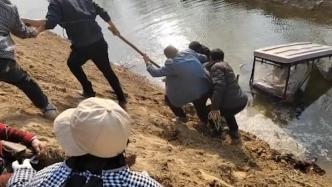 三輪車沖入水中，多名群眾合力救出車內(nèi)兩名老人