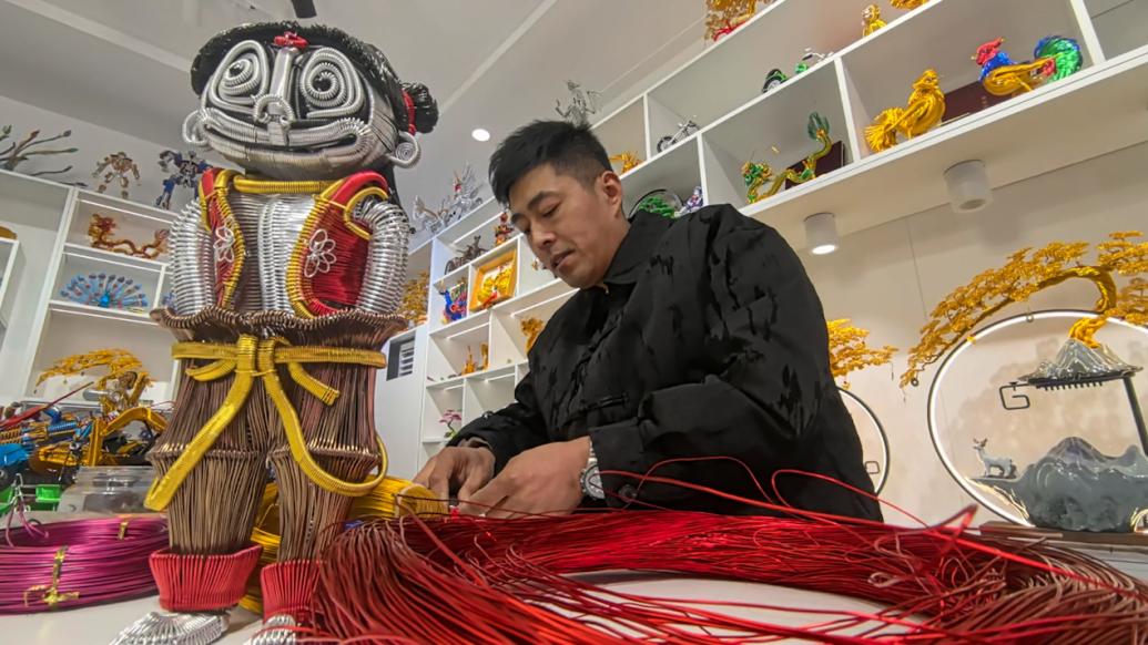 非遺傳承人用手工鋁編為哪吒“重塑肉身”
