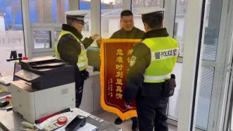 交警爭分奪秒趕路，女孩完全被切斷的拇指接活了