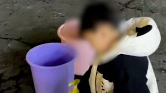懂事得讓人心疼！2歲小朋友夜晚幫擺攤的父母收拾東西