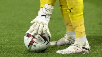 足球規(guī)則修訂：門將持球超8秒將被罰角球，越位新規(guī)還在測試