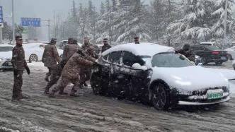 風雪中，濟南街頭出現多名“推車俠”